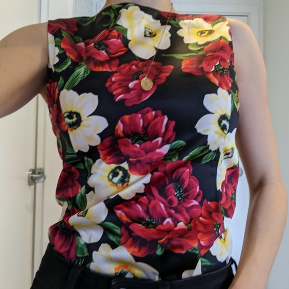 Sleeveless blouse with flower pattern - Picture 2 of 4